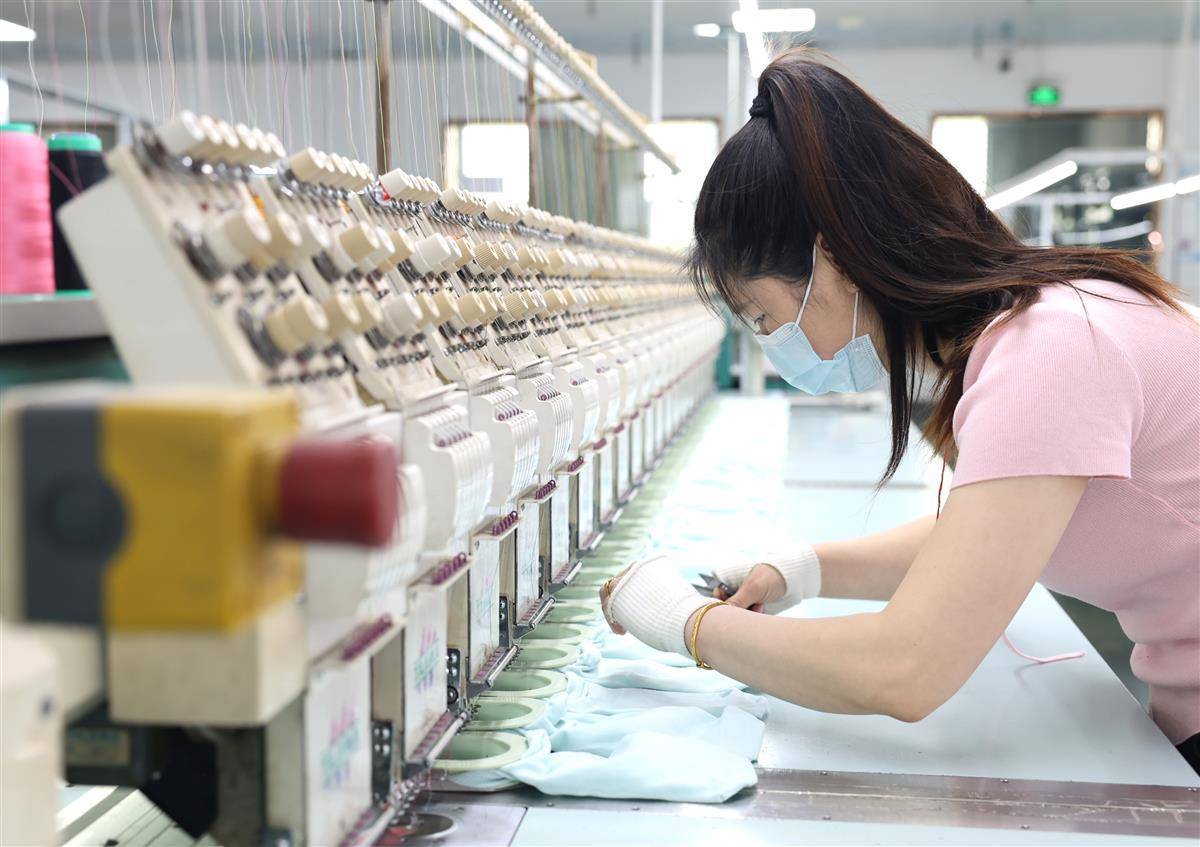 大悟老區(qū)紡織產(chǎn)品出口32個(gè)國(guó)家 江軍勇與李楊引領(lǐng)家紡生產(chǎn)新篇章